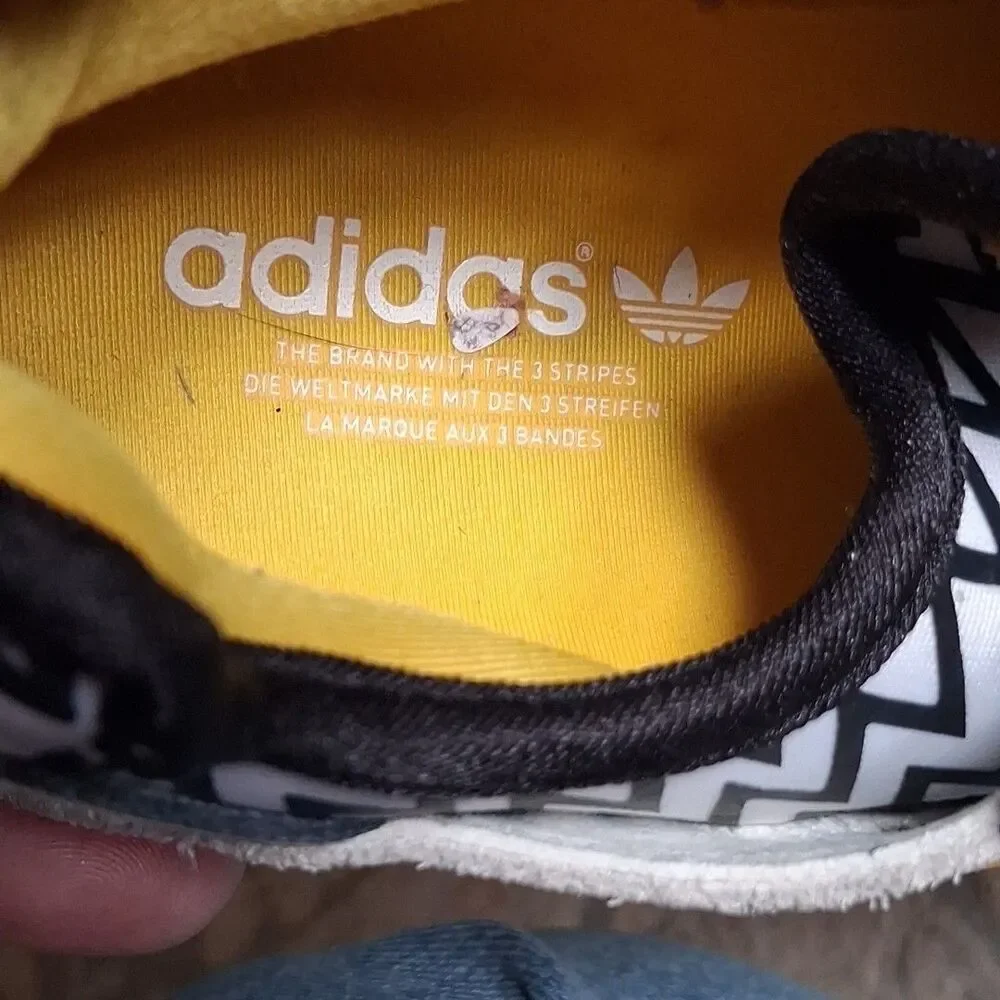 Adidas black / white zigzag pattern men's shoes size 7 yellow lining SHW 675001